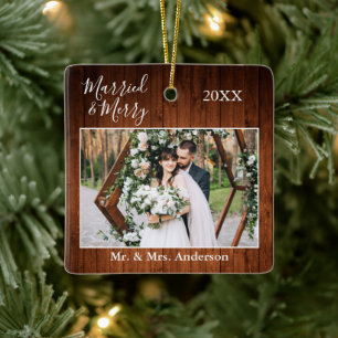 Snyggt Script Married and Merry Wood Bröllop Julgransprydnad Keramik