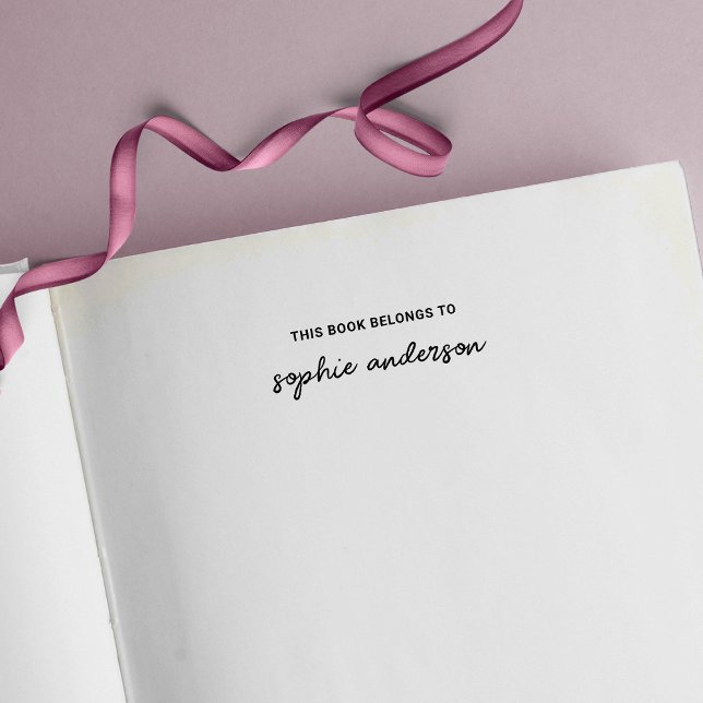 Snyggt Script Namn i Bok Tillhör till Självfärgande Stämpel (Skapare uppladdad)