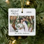 Snyggt Script-skript - Gift och Merry Bröllop-foto Julgransprydnad Keramik<br><div class="desc">Modern Snyggt Calligraphy Script,  Simple Minimalist,  Married & Merry Bröllop Photo jul Ceramic Ornamic</div>