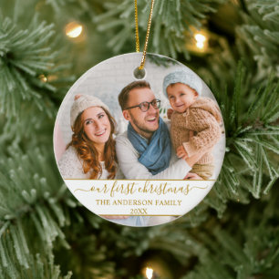Snyggt skript vår första julfamilj Guld Julgransprydnad Keramik