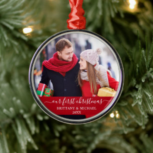 Snyggt skript vår första julklapp röd julgransprydnad metall