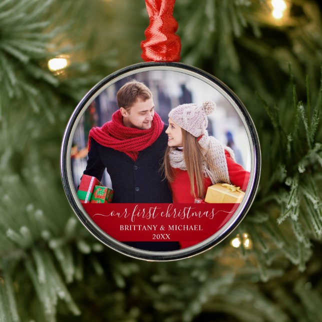 Snyggt skript vår första julklapp röd julgransprydnad metall (Träd)