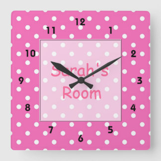 Snyggt, söt skräddarsydd, personlig rosa polka dot fyrkantig klocka