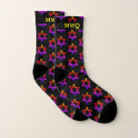 Snyggt | STAR FÖR DAVID | Monogram Black Hanukkah Strumpor<br><div class="desc">Snyggt, svart STAR AV DAVID HANUKKAH Socks, designad med en färgstark stjärna av David i ett lodrät, mönster i sidled. Det finns ett anpassade TRIPLE MONOGRAM, som du kan använda med ditt eget initialer. Konstruktionen upprepas på insidan och utsidan. Perfekt gåva till jul- och födelsedagar, och särskilt till Hanukkah. Finns...</div>