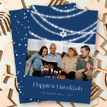 Snyggt Star med mousserande Ljus Hanukkah Photo Julkort<br><div class="desc">Snyggtar av mousserande, magiskt och glödande, vitt ljus på mörk blått bakgrund dekorerar detta vita och unika Hanukkah-fotokort för helgdag. En enda stjärna av levande ornament hänger i mitten. Designade/ursprungliga teckningar efter tjock*fa*tin*i. Enkel att anpassa med ditt eget textmeddelande, med familj namn, år, foto eller bild. www.zazzle.com/fat_fa_tin www.zazzle.com/color_therapy www.zazzle.com/fatfatin_blue_knot www.zazzle.com/fatfatin_red_knot...</div>