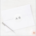 Snyggt Svarta och vita moderna Bröllop Runt Klistermärke<br><div class="desc">Elegant bröllop-klistermärken med klassisk utformning och enkel layout. Monogrammet visas på en framträdande plats i ett stort traditionellt serif-teckensnitt. Det är underbart för ett formellt bröllop att utforma detta koncept på ett enkelt sätt.</div>