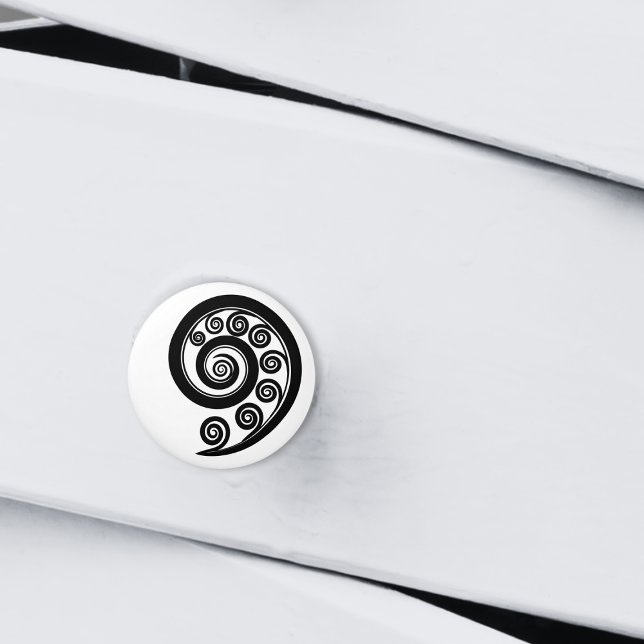 Snyggt Svartvitt Fern Löv inspired Curlls Knopp (Stylish Black & White Fern Leaf Inspired Curls Ceramic Knob)