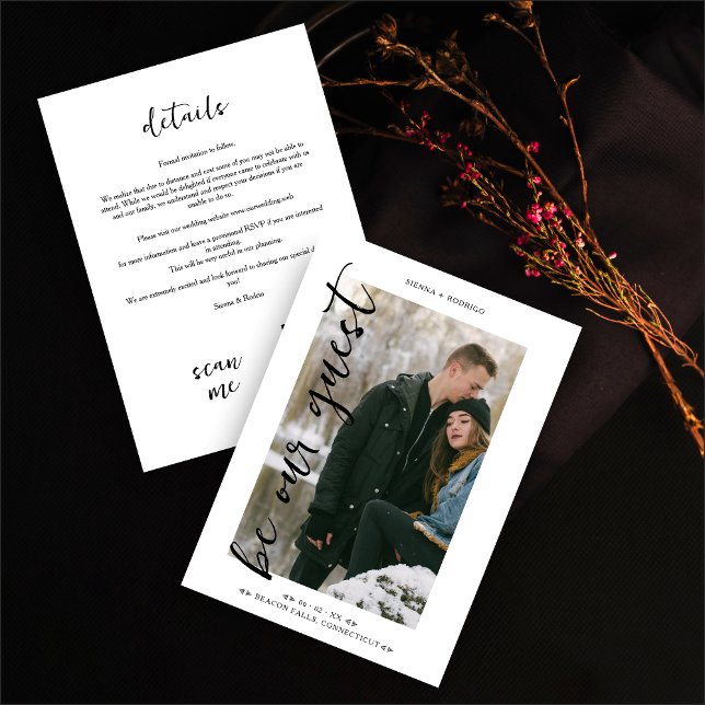 Snyggt Trendig Photo be vår gäst QR Bröllop Spara Datumet (Stylish Trendy Photo Be Our Guest Minimalist QR Wedding Save the Date with Envelope.)