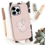 Snyggt Unik monogram  Rosa för kvinnor<br><div class="desc">En elegant-snyggt med ditt namn och ett monogram accentuerar den här anpassningsbarna iphone case med klassiska seriffer och en mer ornerad skripttypografi har en vackert balanserad symmetri. De tre inslag blandas på ett elegant sätt för att skapa din egen logotyp för personlig märkning. Här visas en mjuk rosa med monogram...</div>