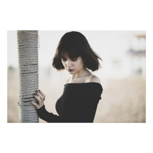 Snyggt Young Woman in Black Off Shoulder Top Fototryck