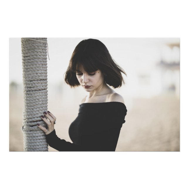 Snyggt Young Woman in Black Off Shoulder Top Fototryck (Framsidan)