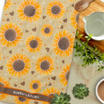 Snyggten Anpassat namn för roligt Lycklig Solroshe Kökshandduk<br><div class="desc">Chic Personlig Blommönster Modern kökshandduk. De här färgstarka solljokerhanddukarna är perfekt att lägga till ett färg-popo i ditt kök. Gör dem unika genom att lägga till ditt namn eller favoritcitat. Oavsett om du är en säsongsbetonad kock eller en aspirerande hemkock, så gör de här handdukarna perfekten till en kulinarisk äventyr....</div>