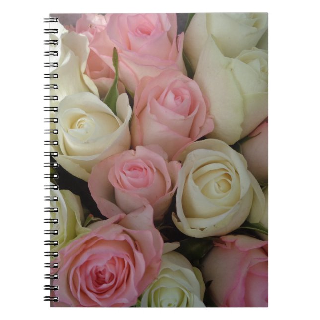 Snyval Rosa Vit ros Flower Bouquet Anteckningsbok (Framsidan)