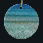 Snyval Sandy Beach Julgransprydnad Keramik<br><div class="desc">Utformningen av det här objektet är ett foto av en häpnadsväckande vacker strand med mjuk sand och ren blå vatten. Ta med minnen av spännande helgdagar och semester,  eller slappna av helt enkelt och låt allt stressa flyta bort när du beundrar den vackra miljön.</div>