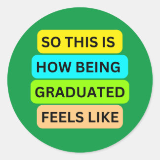 SO_DENNA_IS_HOW_BEING_GRADUATED_FEELS_LIKE-Grönt Runt Klistermärke