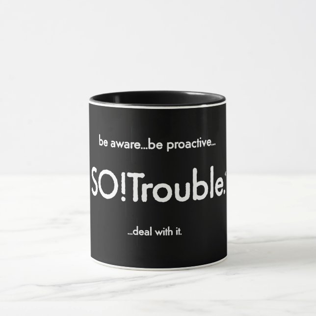 SO!Trouble logotyp och slogan på svart Mugg (Center)
