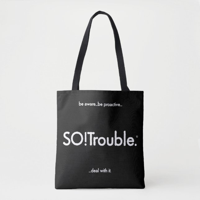 SO!Trouble logotyp och slogan på svart Tygkasse (Framsida)