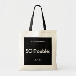 SO!Trouble logotyp och slogan på svart Tygkasse