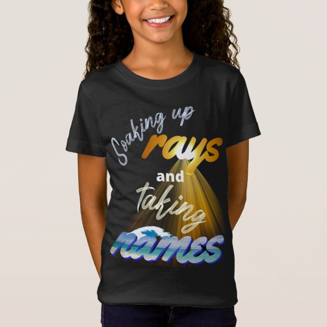 Soaking Up Rays and Taking Names Summertime T Shirt (Framsida)
