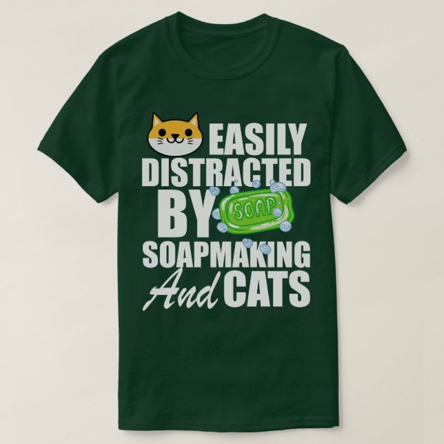 Soap Maker lätt distraherad av tvål och katt T Shirt (Design framsida)