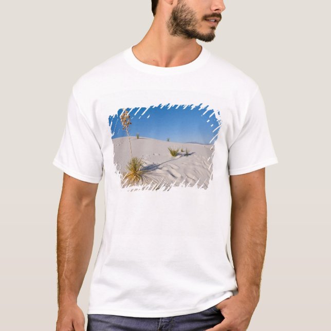 Soaptree Yucca, lång skugga, tvärgående sanddyner Tee (Framsida)