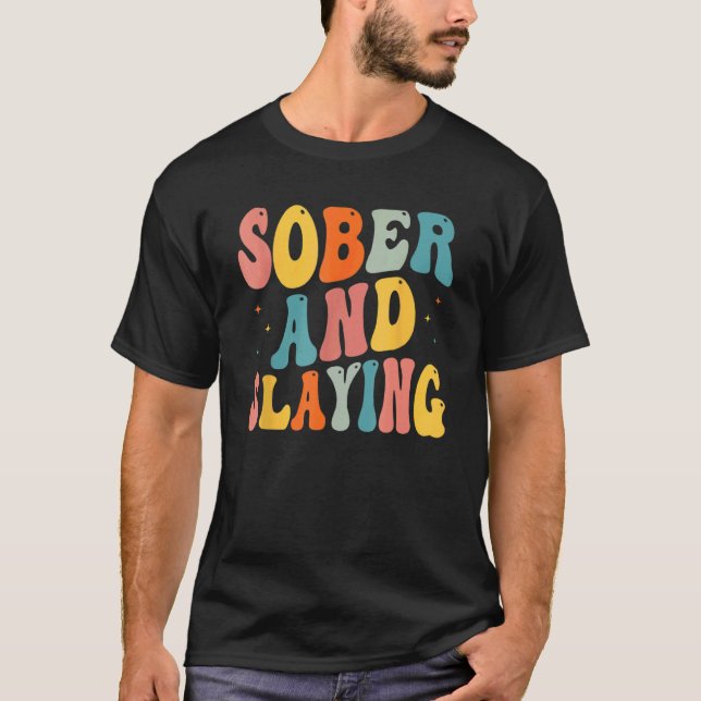 Sober and Slaying Sobriety Recovery Anniversary Aw T Shirt (Framsida)