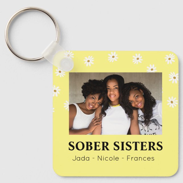 Sober Sisters Cute Custom Name & Date Daisy Nyckelring (Framsida)