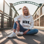 SobriClothing, Sober Anniury Gift T Shirt<br><div class="desc">Låt världen veta att du är nykter, tid, med denna djärva trissa, ett ultimatt påstående-biet för individer som tar sin lugna resa i stil! Det skarpa vita färg tillför ett modernt drag och ger en underbar soberårserbjudande till alla som har förtroende för att återhämta sig högt och som vill ha...</div>