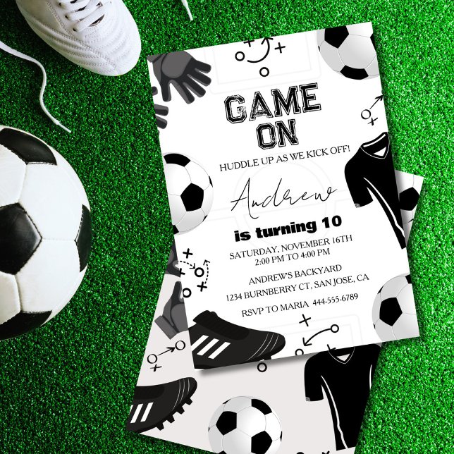 Soccer Boy Birthday Party Inbjudningar (Soccer birthday invitation with bold “Game On” text and sporty design.)