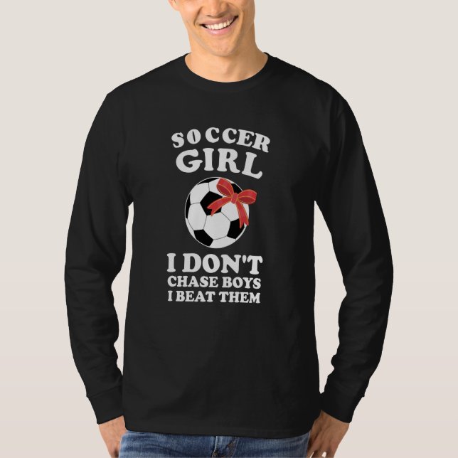 soccer girl I don't chase boys I beat them soccer T Shirt (Framsida)