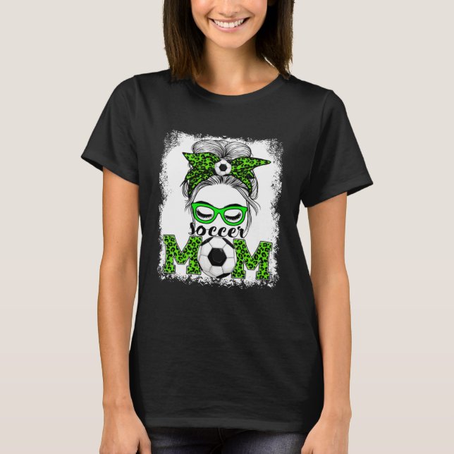 Soccer Mom Mother's Day Game Day Messy Bun Leopard T Shirt (Framsida)
