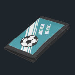 Soccer Rand Sport Boys Wallet<br><div class="desc">Den här sportiska designen har en tealbakgrund med vitt diagonalt rand.  Det har också en fotboll och gör det möjligt att anpassa sig till namn.</div>