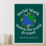 Social-arbetet gör det möjligt för World Go Round Poster<br><div class="desc">Arbetet i social får världen att gå runt och poster med ditt anpassningsbar företag vid grund. En söt social-tjänstpresent till din favoritarbetare i social. Det finns en grupp människor som håller händer kring den blå och grönt jorden. Kom tillsammans för att åstadkomma en förändring genom att hjälpa människor.</div>
