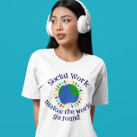 Social-arbetet gör det möjligt för World Go Round T Shirt<br><div class="desc">En söt social-arbetares treblend-t-shirt som har folk som håller händer över planeten jorden i blått och grönt. Ett vackert sätt att visa hur social fungerar och hjälper människor. Social gör World Go Round till en bättre ställe.</div>