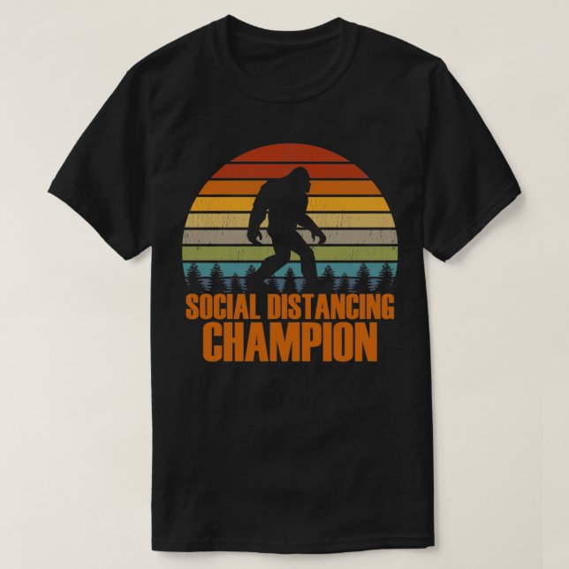 Social Avstånd Champion Bigfoot Gömmer och söker S T Shirt (Design framsida)