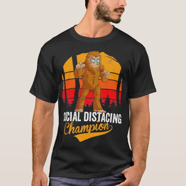 Social Avstånd Champion Introvert Cryptozoology T Shirt (Framsida)