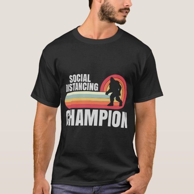 Social Avstånd mästare Meme Bigfoot T Shirt (Framsida)