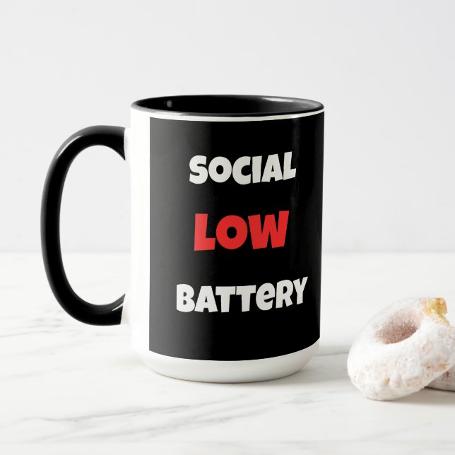 Social Battery Low Funny Coffee Mug -Black&White Mugg (Med munk)
