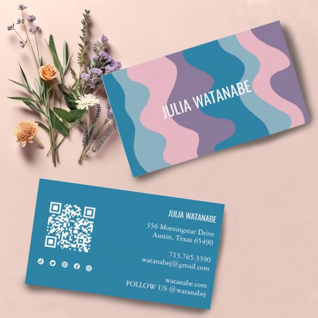 Social Media Chic för färgstarka Vågar-Rand QR-, Q Visitkort (Blue, pink, purple waves decorate this custom card. Add your details, edit social icons & QR code)