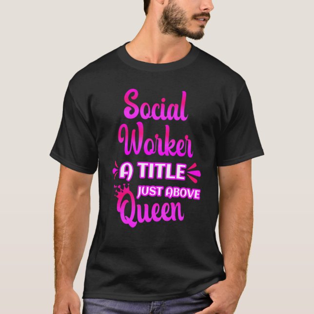 Social Worker A Title Just Above Queen Cute Saying T Shirt (Framsida)