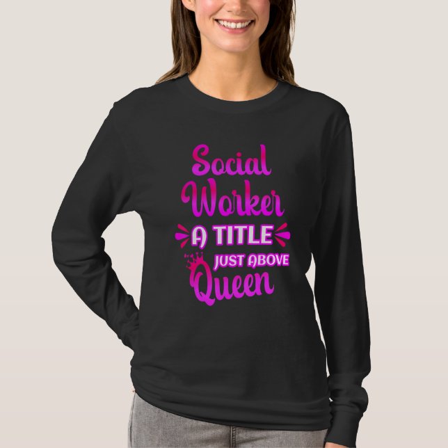 Social Worker A Title Just Above Queen Cute Saying T Shirt (Framsida)