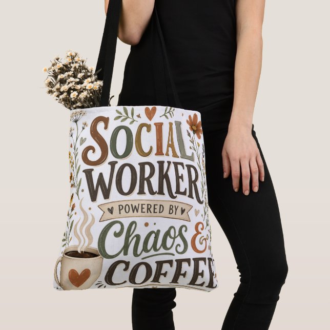 Socialarbetare driven av kaos och kaffe tygkasse (Närbild)