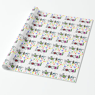 Socialarbetaregåva som slår in papper presentpapper