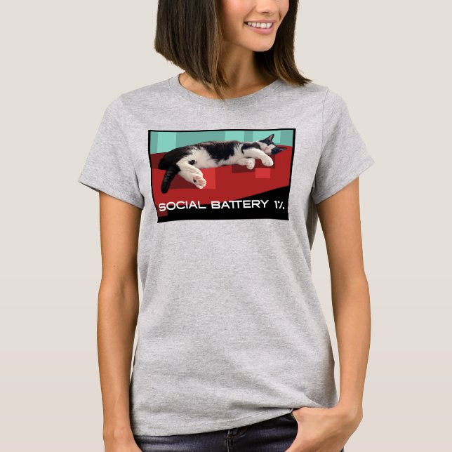 Socialt Batteri 1% Tuxedo Katt Meme – Sömnig Katt  T Shirt (Framsida)