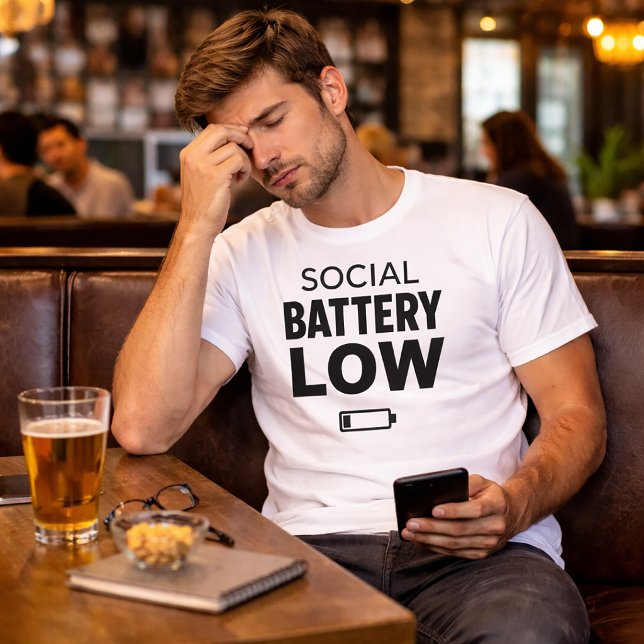 Socialt Batteri Låg Rolig Introvert T-Shirt (Skapare uppladdad)