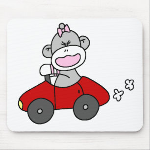 Sock monkeyflicka i röd bil musmatta