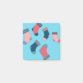 Socklar för julklapp på blå bakgrund post-it block