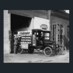 Soda Pop Delivery Lastbil, 1924. Vintage Photo Poster<br><div class="desc">En man laddar upp en soda pop-leverans lastbil med NuGrape-märkesdrycker. 1924</div>