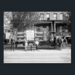Soda Pop Delivery Lastbil, tidigt 1920-talet Poster<br><div class="desc">Tidigt 1920-talets foto av soda pop Delivery och antika reklam lastbil mellan 1921 och 1922. Fin vy med skyltar och små barn.</div>