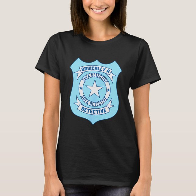 Sofa Detective Badge Funny True Crime Basically A  T Shirt (Framsida)
